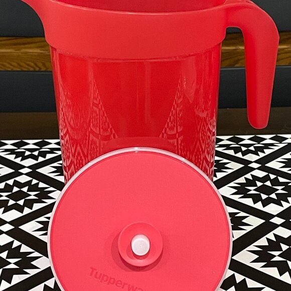 Large 1 Gallon Tupperware Pitcher - Picture 1 of 3